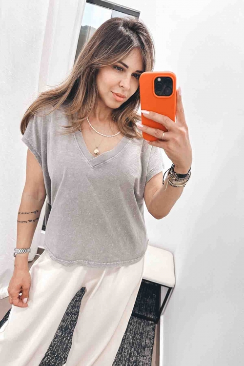 Liria v cut t shirt