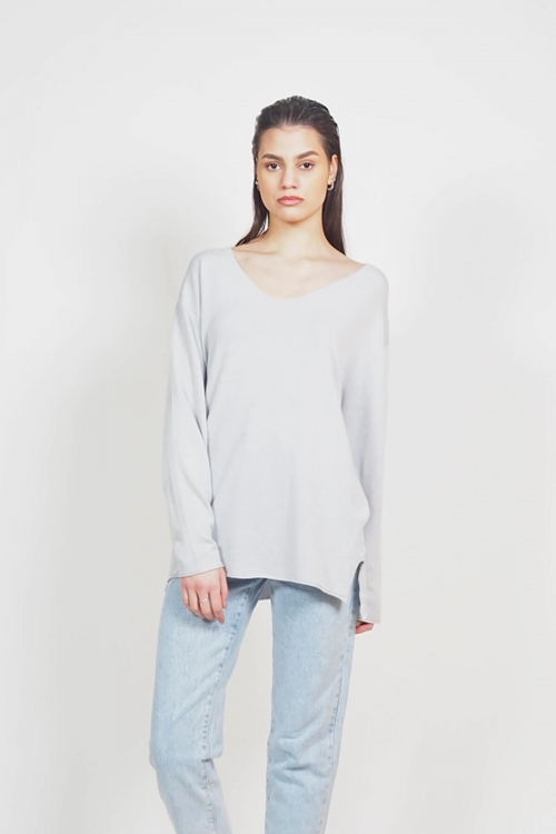 Soft knitted top with V neck